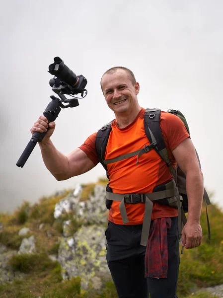 Professional Videographer Shooting Gimbal High Mountains — Stock Photo, Image