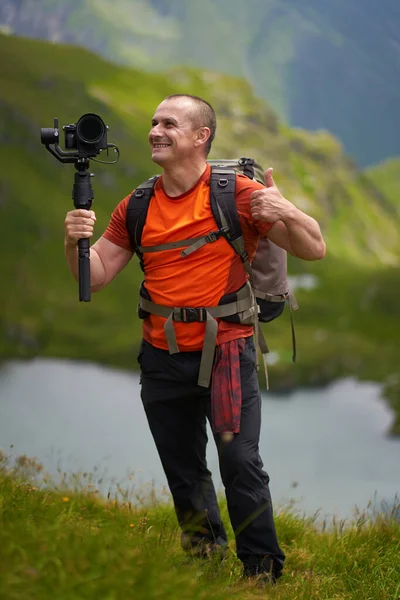 Profesjonalny Fotograf Kręcący Gimbalem Wysoko Górach — Zdjęcie stockowe