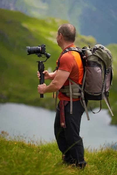 Profesjonalny Fotograf Kręcący Gimbalem Wysoko Górach — Zdjęcie stockowe