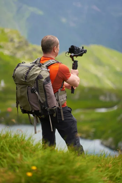 Профессиональный Видеооператор Снимающий Высоты Горах — стоковое фото