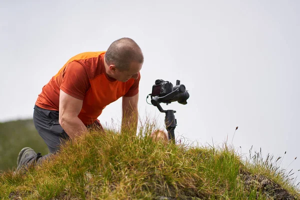 Filmagem Videógrafo Profissional Com Gimbal Alto Nas Montanhas — Fotografia de Stock