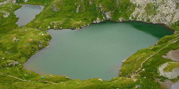 高い山の中に氷河湖と風景 — ストック写真