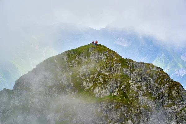 在云雾中爬山的高山风景 — 图库照片