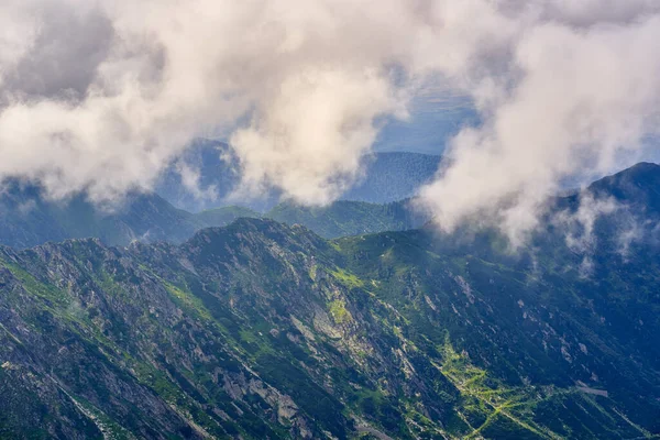 Paisaje Alpino Con Sendero Senderismo Montaña Niebla —  Fotos de Stock