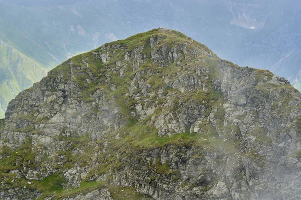 在云雾中爬山的高山风景 — 图库照片