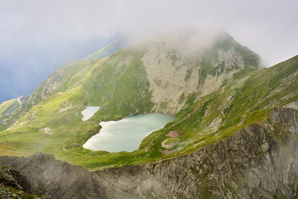 Krajobraz Jeziorem Polodowcowym Wysokich Górach — Zdjęcie stockowe