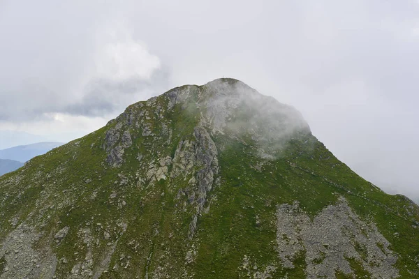 Paesaggio Alpino Una Nuvolosa Giornata Estiva Piovosa — Foto Stock