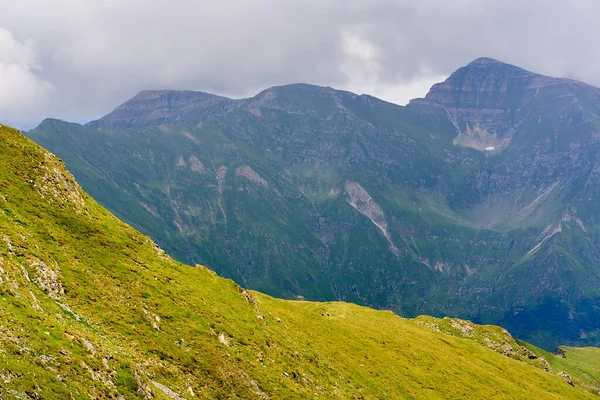 Alpejski Krajobraz Pochmurny Deszczowy Letni Dzień — Zdjęcie stockowe