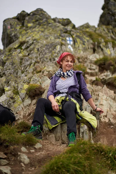 Senior Caucasian Woman Hiker Backpack Trail Mountains — Stock Photo, Image