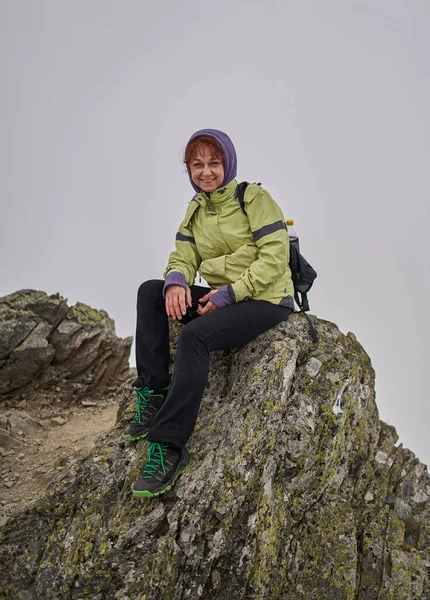 高年级的高加索女子徒步旅行者 背着背包走在山路上 — 图库照片