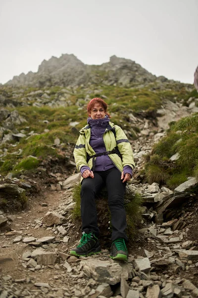 Ältere Kaukasische Wanderin Mit Rucksack Auf Wanderweg Den Bergen — Stockfoto