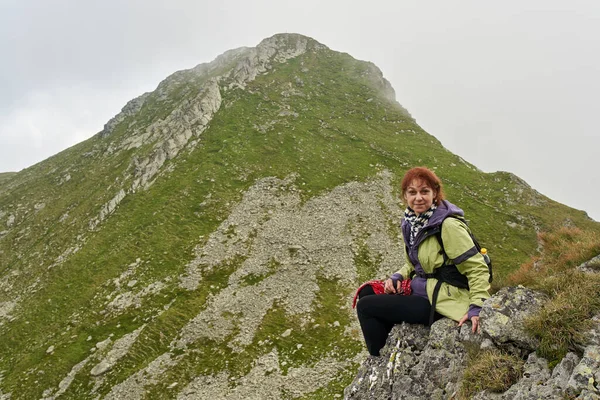 Senderista Mujer Caucásica Mayor Con Mochila Sendero Las Montañas — Foto de Stock