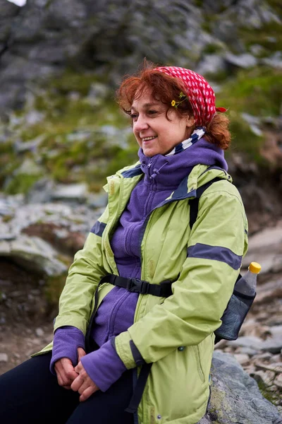 Caminhante Mulher Caucasiana Sênior Com Mochila Uma Trilha Nas Montanhas — Fotografia de Stock