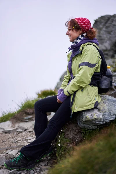 Senior Kaukasische Vrouw Wandelaar Met Rugzak Een Parcours Bergen — Stockfoto