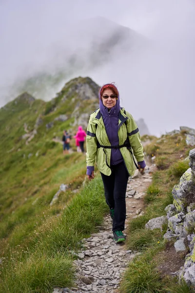 Starszy Kaukaski Kobieta Turysta Plecakiem Szlaku Góry — Zdjęcie stockowe