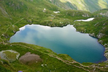 Yüksek kayalık dağlarda buzul gölü