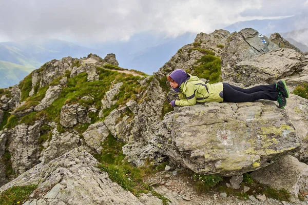 Senior Kvinnlig Turist Vandringsled Bergen — Stockfoto