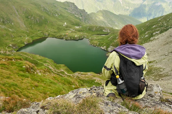 Senior Kaukasische Wandelaar Vrouw Met Rugzak Rustend Boven Een Gletsjermeer — Stockfoto