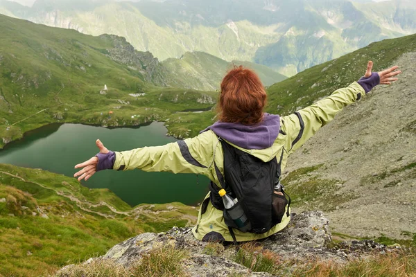 Femme Randonnée Caucasienne Senior Avec Sac Dos Reposant Dessus Lac — Photo