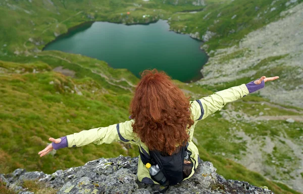 Anziano Escursionista Caucasica Donna Con Zaino Riposo Sopra Lago Glaciale — Foto Stock