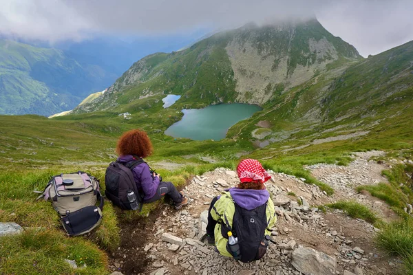 Due Amiche Turiste Con Zaini Insieme Escursioni Montagna — Foto Stock