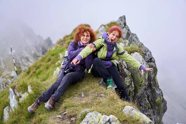 Dva Přátelé Ženské Turistky Batohy Dohromady Pěší Turistiku Horách — Stock fotografie