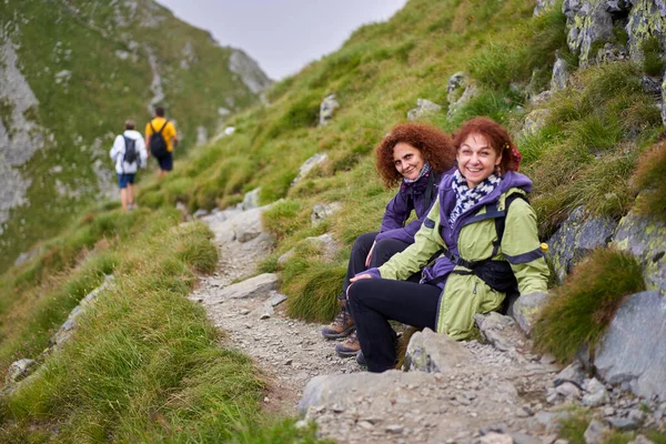 Két Barát Női Turista Hátizsákkal Együtt Túrázik Hegyekben — Stock Fotó