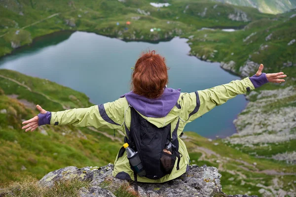 Ältere Kaukasische Wanderin Mit Rucksack Ruht Über Einem Gletschersee Den — Stockfoto