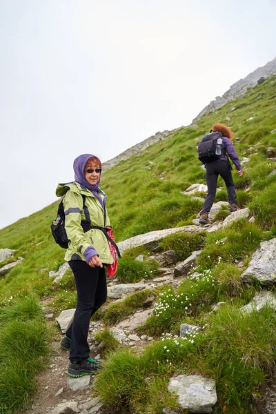 Dwie Przyjaciółki Turystki Plecakami Spacerujące Razem Górach — Zdjęcie stockowe