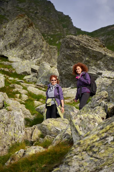 Två Vänner Kvinnliga Turister Med Ryggsäckar Tillsammans Vandring Bergen — Stockfoto