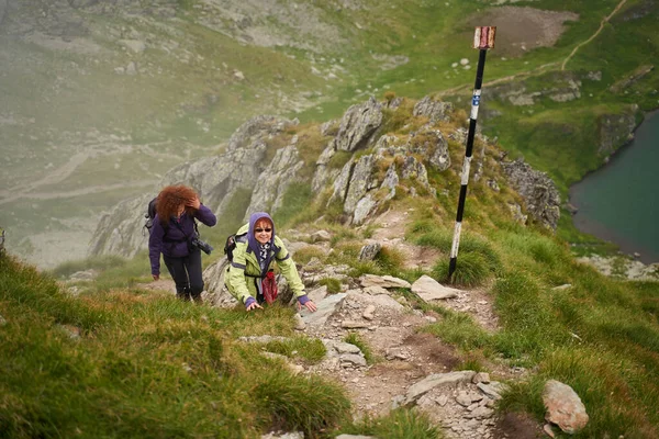 Sırt Çantalı Iki Arkadaş Dağda Yürüyüş Yapıyor — Stok fotoğraf