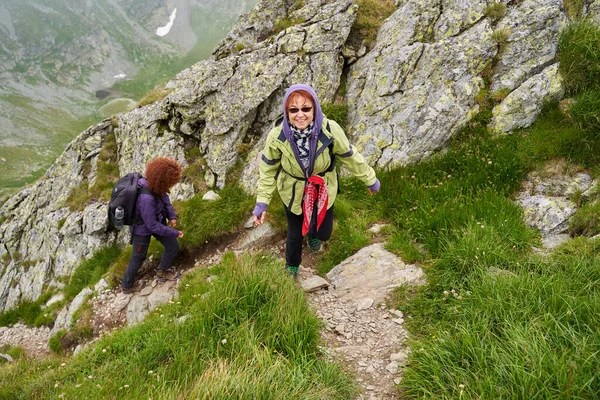 Två Vänner Kvinnliga Turister Med Ryggsäckar Tillsammans Vandring Bergen — Stockfoto
