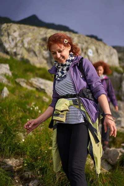 Két Barát Női Turista Hátizsákkal Együtt Túrázik Hegyekben — Stock Fotó