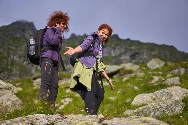 Two Friends Female Tourists Backpacks Together Hiking Mountains — Stock Photo, Image