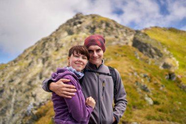 Dağlarda bir patikada iki genç yürüyüşçü