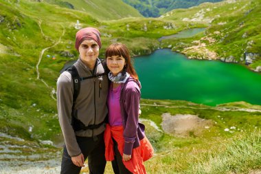 Dağlarda bir patikada iki genç yürüyüşçü