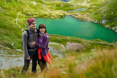 Dağlarda bir patikada iki genç yürüyüşçü