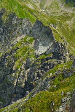 Yazın dağlık tepelerin ve dağ yollarının havadan görünüşü