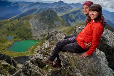 Dağlarda bir patikada iki genç yürüyüşçü