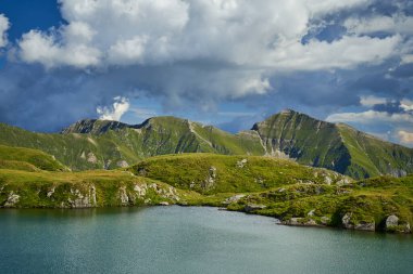 Yüksek kayalık dağlarda buzul gölü