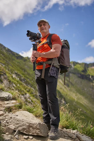Videografa Professionista Che Gira Con Gimbal High Montagna — Foto Stock