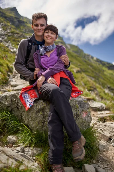 Junges Paar Wandert Urlaub Die Berge — Stockfoto