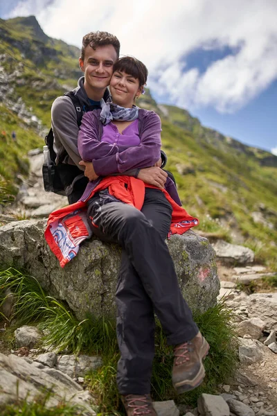 Jeune Couple Vacances Randonnée Dans Les Montagnes — Photo