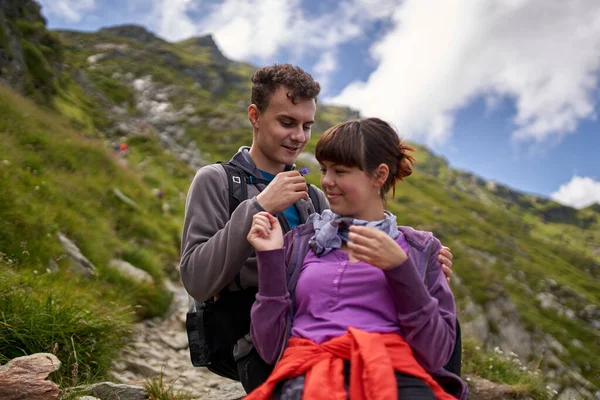年轻夫妇度假远足山中 — 图库照片