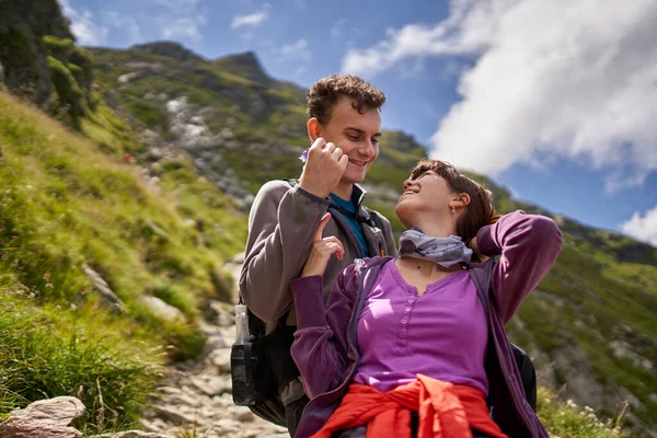 Jeune Couple Vacances Randonnée Dans Les Montagnes — Photo