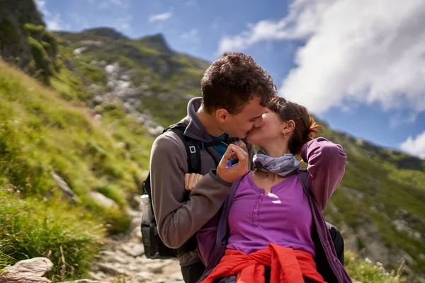 Unga Par Semester Vandring Bergen — Stockfoto