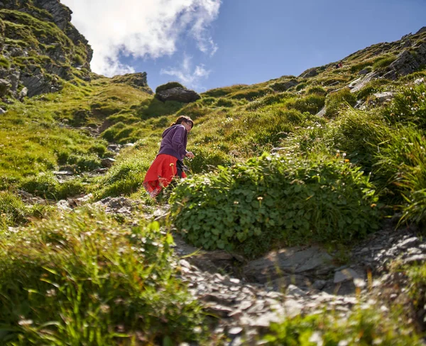 Jovem Mulher Caminhando Uma Trilha Íngreme Nas Montanhas — Fotografia de Stock