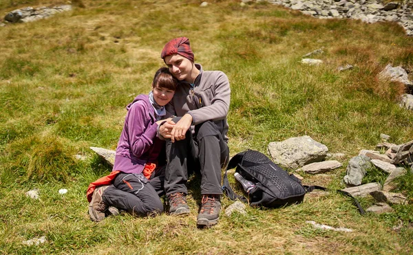 Casal Jovem Caminhantes Uma Trilha Nas Montanhas — Fotografia de Stock