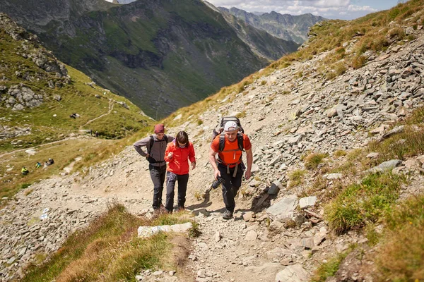 Familie Wandert Mit Rucksack Die Berge — Stockfoto