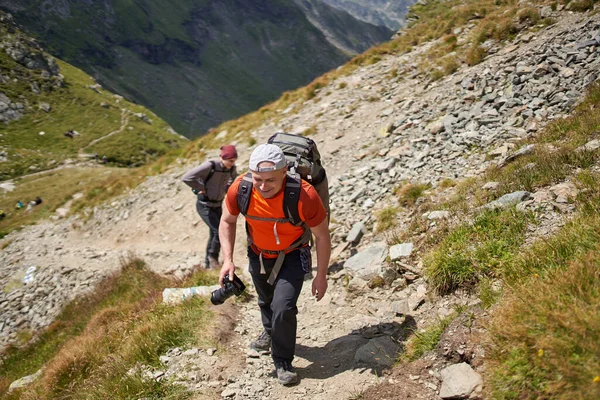 Familie Wandert Mit Rucksack Die Berge — Stockfoto